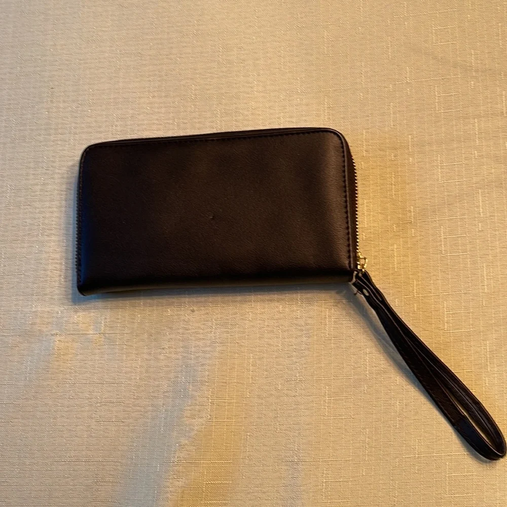 Adrienne Vittadini wristlet - Picture 2 of 4